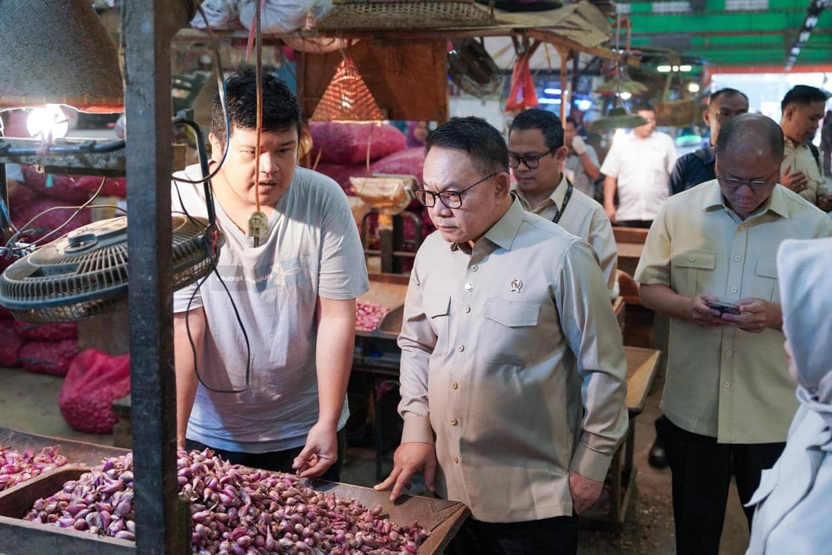 Kepala Staf Kepresidenan (KSP), Jenderal TNI (Purn) Dudung Abdurachman sidang ke Pasar Induk Kramat Jati, Jakarta Timur. (Dok. KSP)