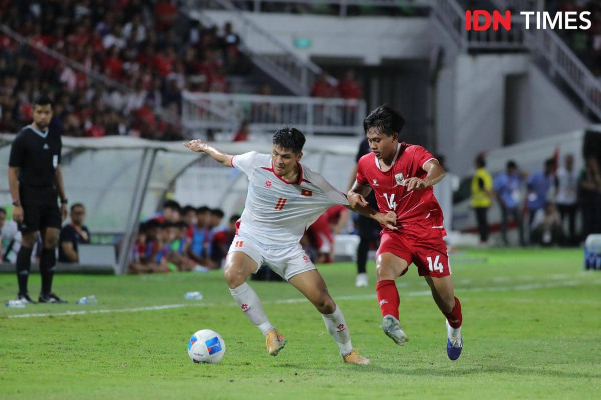 Pemain Timnas Indonesia U-19 berebut bola dengan pemain Vietnam U-19 dalam laga AFF U-19 di Stadion Utama Sumut, Minggu 7 Juni 2026.
