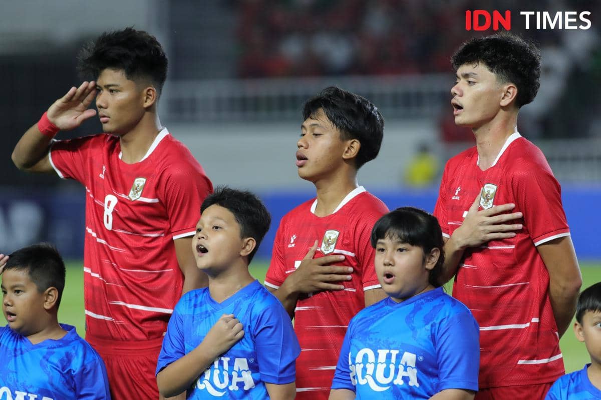 Pemain timnas Indonesia U-19 berdiri khidmat menyanyikan lagu kebangsaan sebelum laga melawan Vietnam di Stadion Utama Sumut.
