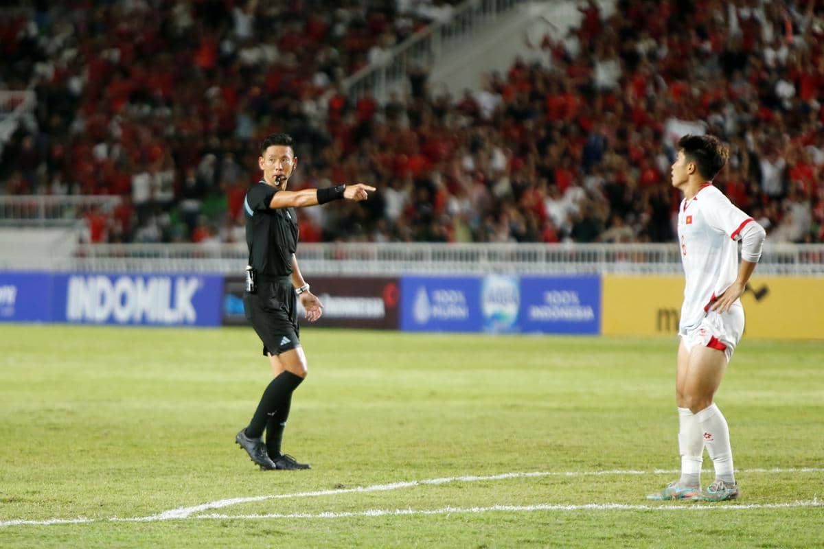 Wasit asal Jepang memimpin pertandingan Indonesia U-19 melawan Vietnam di Stadion Utama Sumut dengan latar penonton yang memenuhi tribun.