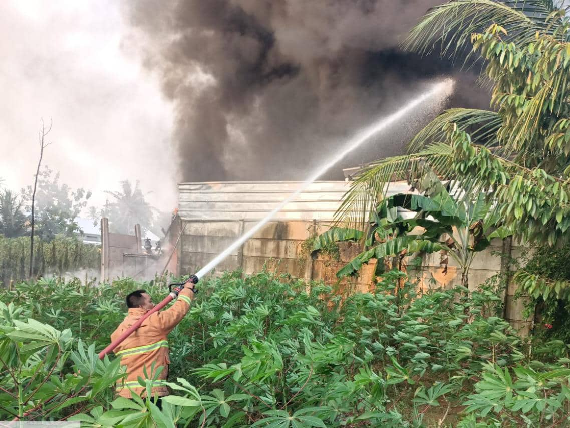 Damkar 4 Jam Berjibaku Padamkan Api di Gudang, Temukan Jeriken CPO