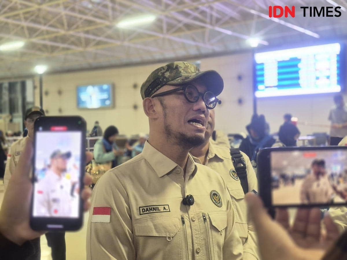 Seorang pejabat mengenakan seragam krem berbicara kepada awak media di Bandara Internasional King Abdulaziz, Jeddah.