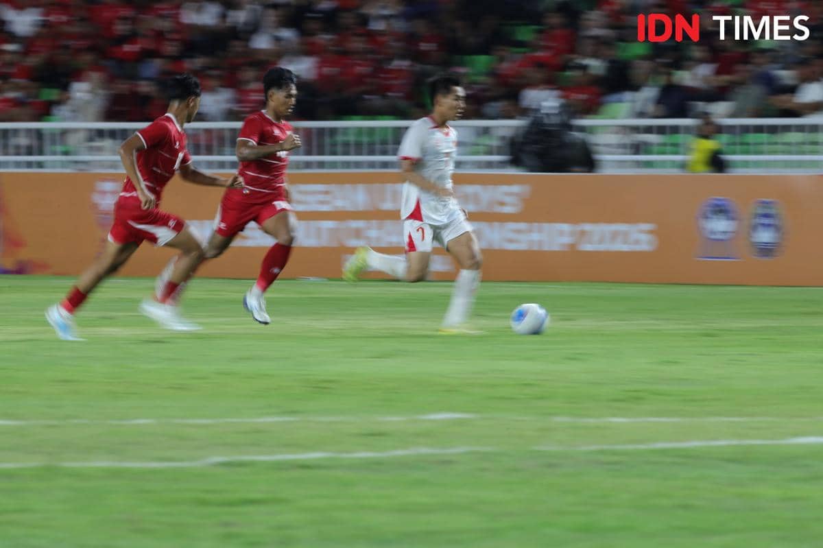 Pemain Vietnam U-19 menggiring bola diikuti dua pemain Indonesia U-19 saat pertandingan AFF U-19 di Stadion Utama Sumut.