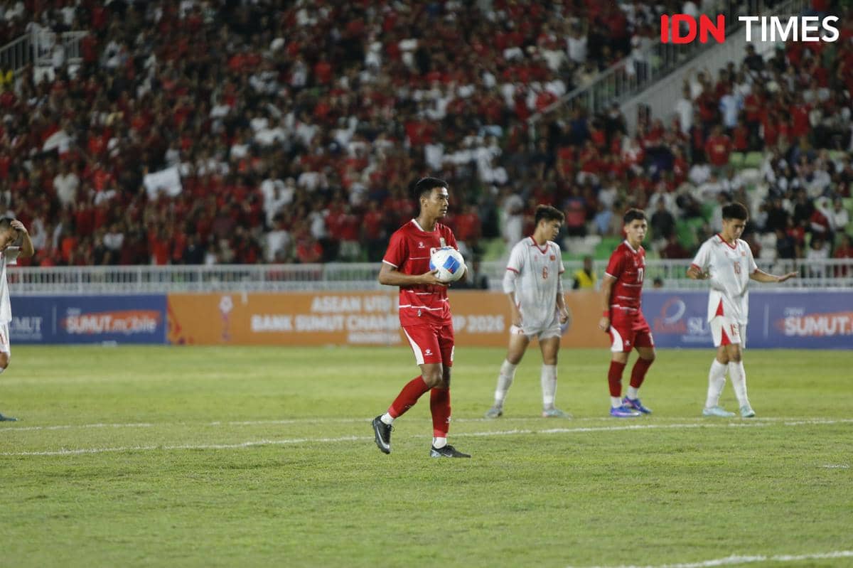 Pemain Timnas U-19 Indonesia bersiap mengambil penalti melawan Vietnam di Stadion Utama Sumut dengan penonton memenuhi tribun.