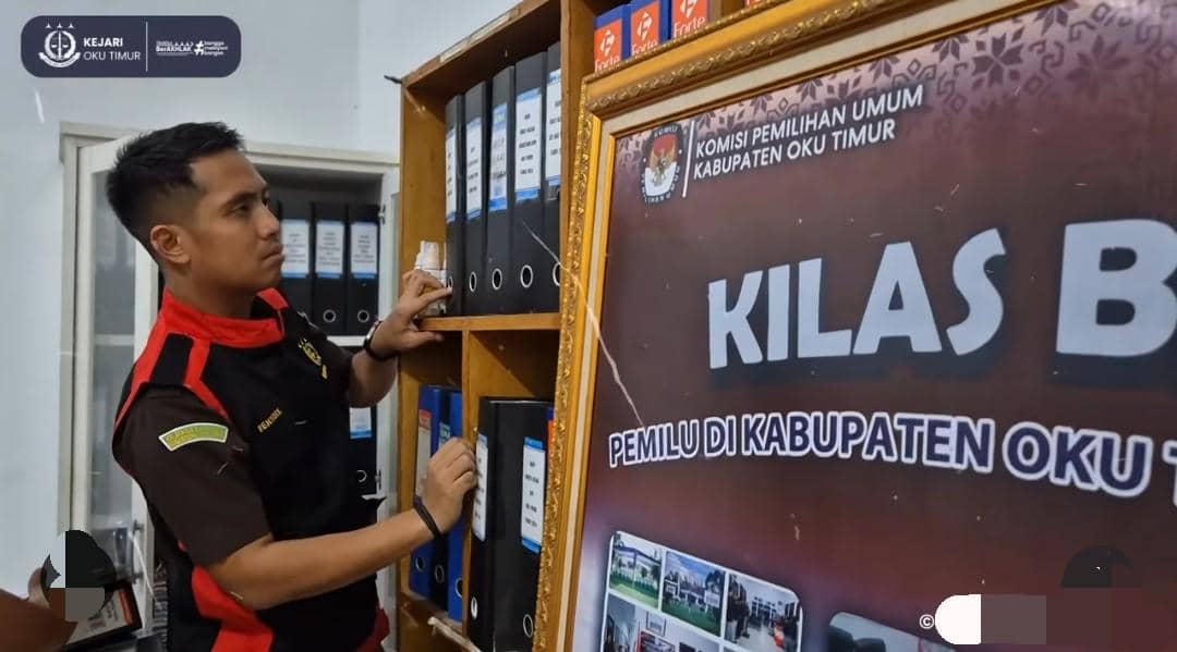 Penyidik Kejari saat menggeledah Kantor KPU OKU Timur.