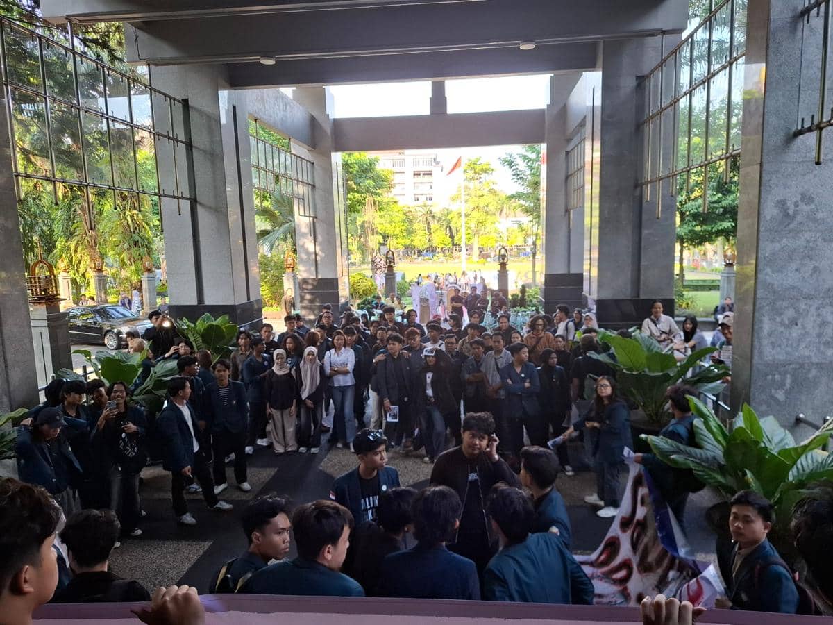 Mahasiswa Universitas Brawijaya berkumpul di depan Gedung Rektorat UB untuk melakukan aksi menolak kebijakan SPPG kampus.