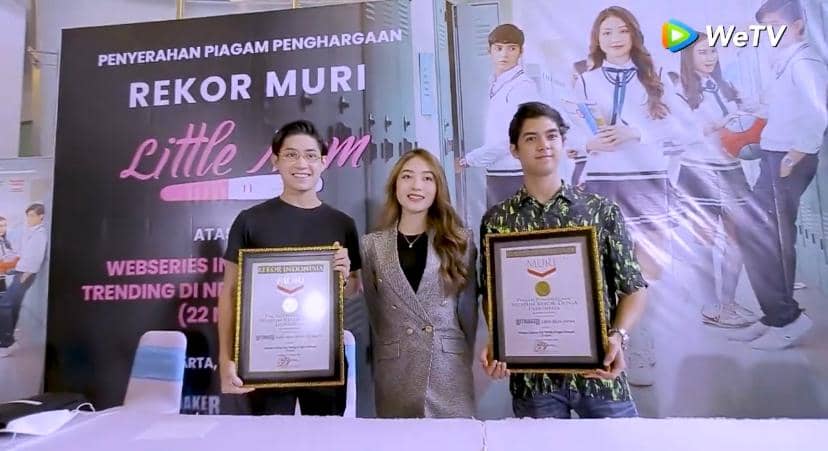 Tiga orang berdiri memegang piagam penghargaan MURI untuk serial Little Mom dalam acara penyerahan rekor di Jakarta.