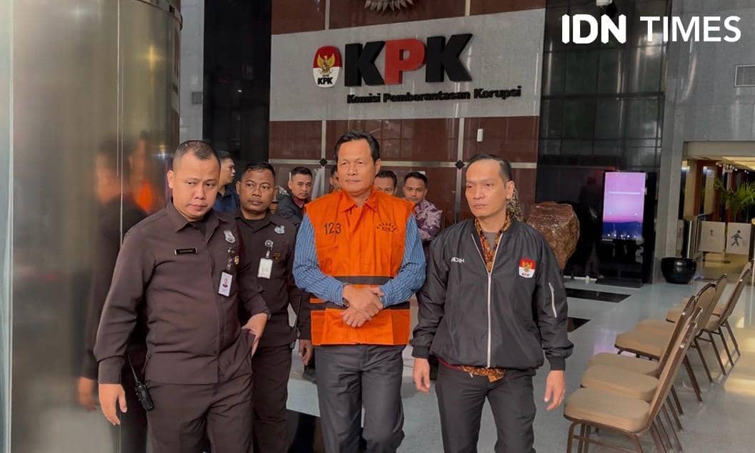 Jadi Tersangka Korupsi, Bupati Muara Enim Edison Pakai Rompi KPK