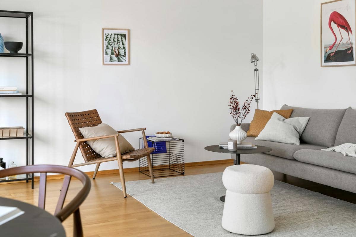 https://unsplash.com/id/foto/ruang-tamu-yang-dipenuhi-dengan-furnitur-dan-jendela-besar-sogSncEIJGk