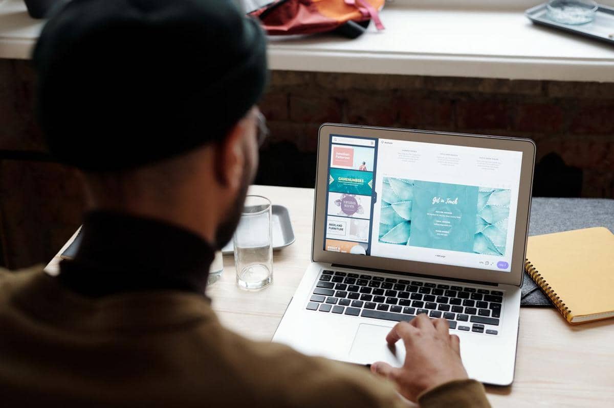 https://www.pexels.com/id-id/foto/orang-yang-menggunakan-macbook-air-di-meja-putih-5588212/