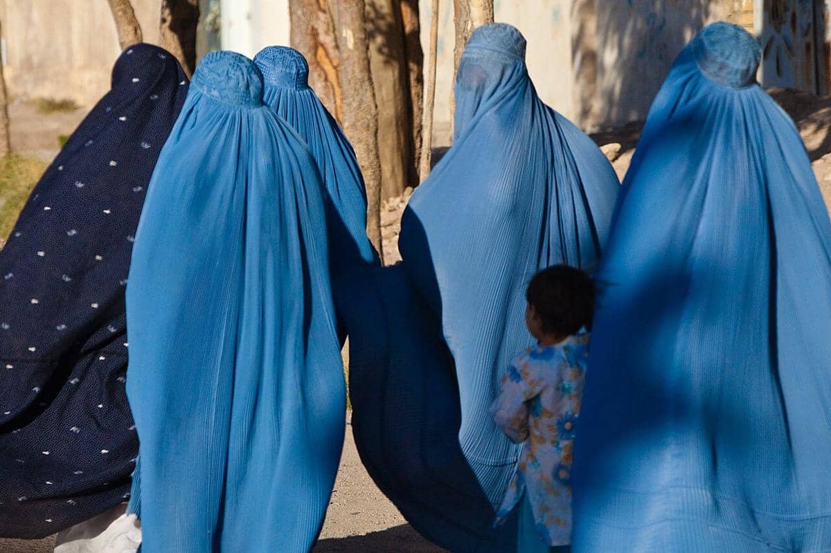 perempuan Afghanistan menggunakan burqa di kota Herat