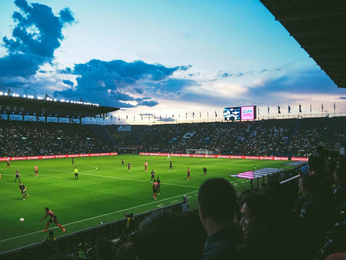 pertandingan sepak bola di stadion
