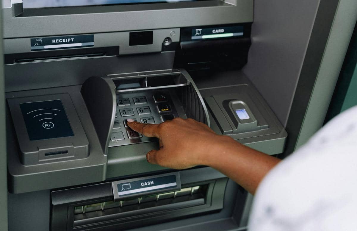 Kenapa Mesin ATM Banyak Berada di Dekat Minimarket?