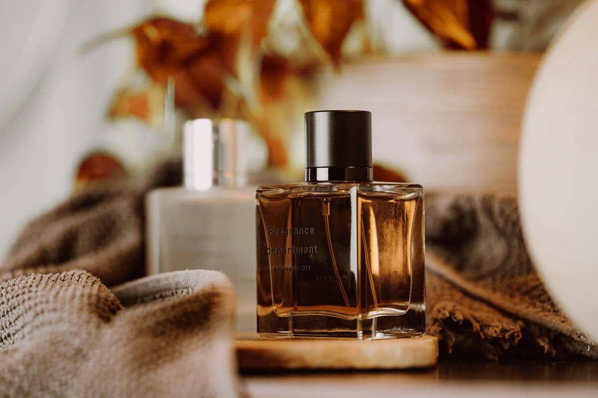 ilustrasi parfum cokelat
