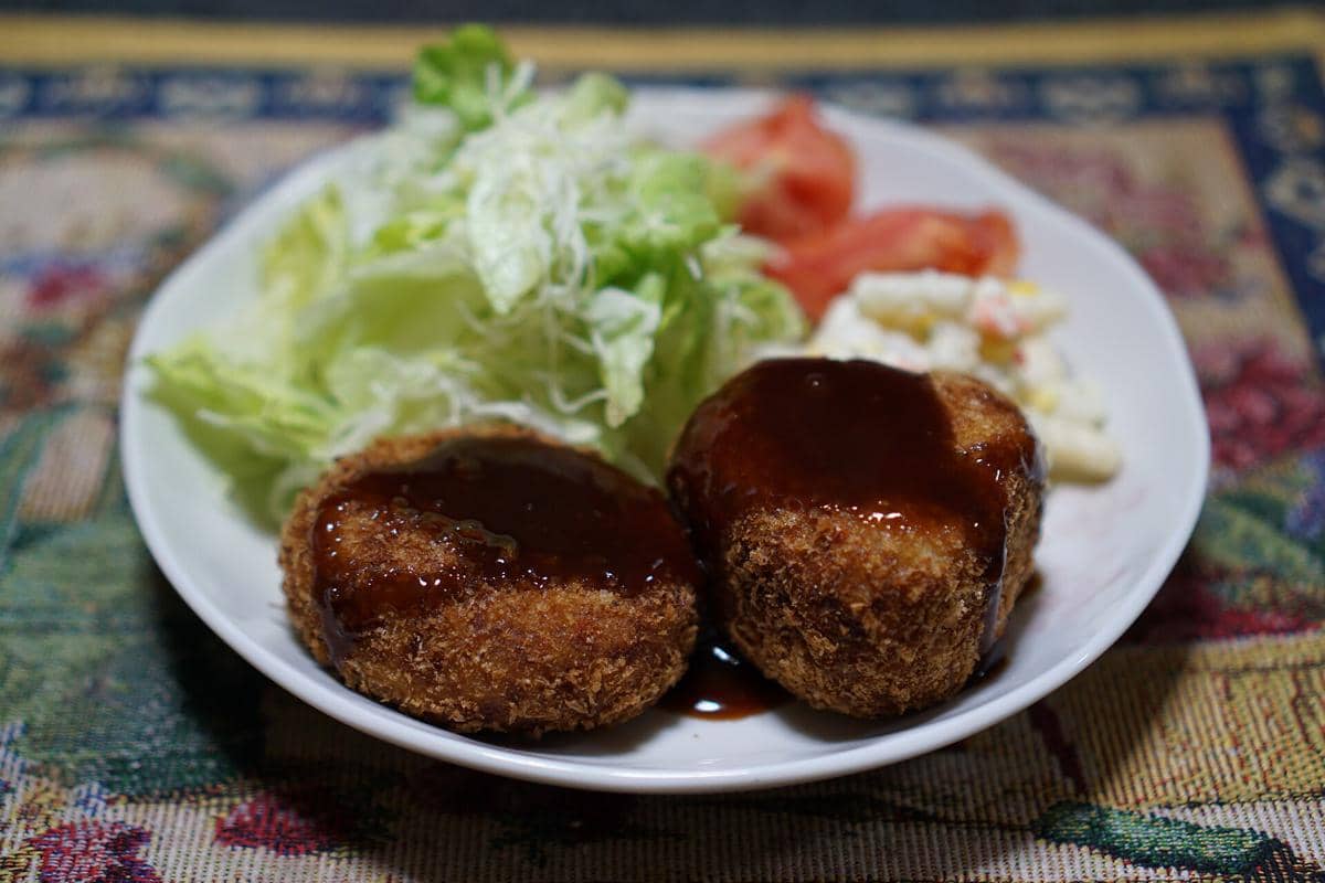 ilustrasi korokke dengan saus tonkatsu