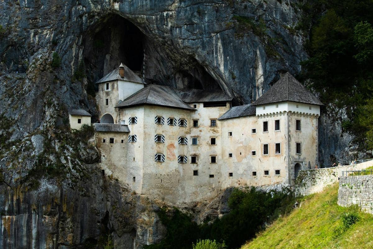 5 Fakta Kastil Predjama, Kastil Unik yang Menyatu dengan Tebing Slovenia