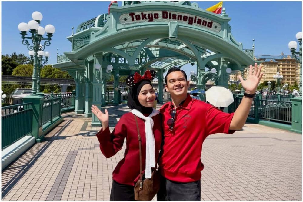 10 Potret Ikbal Fauzi dan Istri saat ke Disneyland Jepang, Happy!