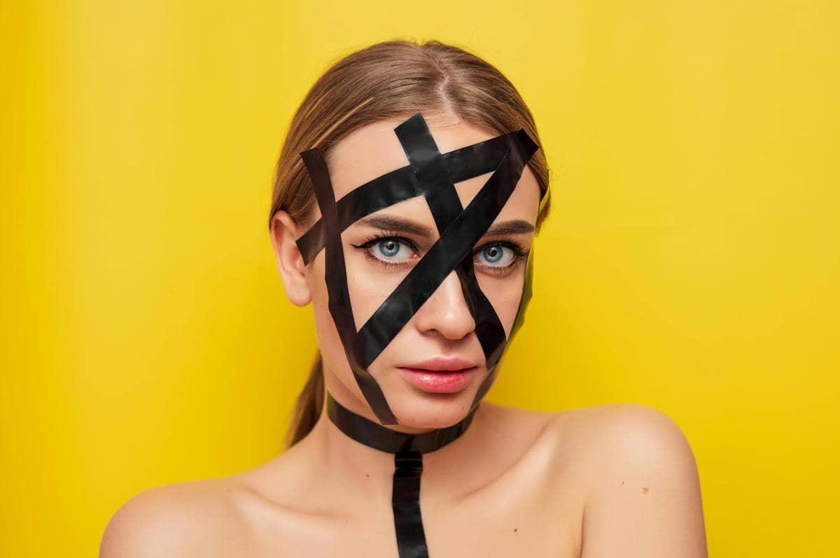 Benarkah Face Taping Bisa Hilangkan Kerutan? Ini Penjelasannya!