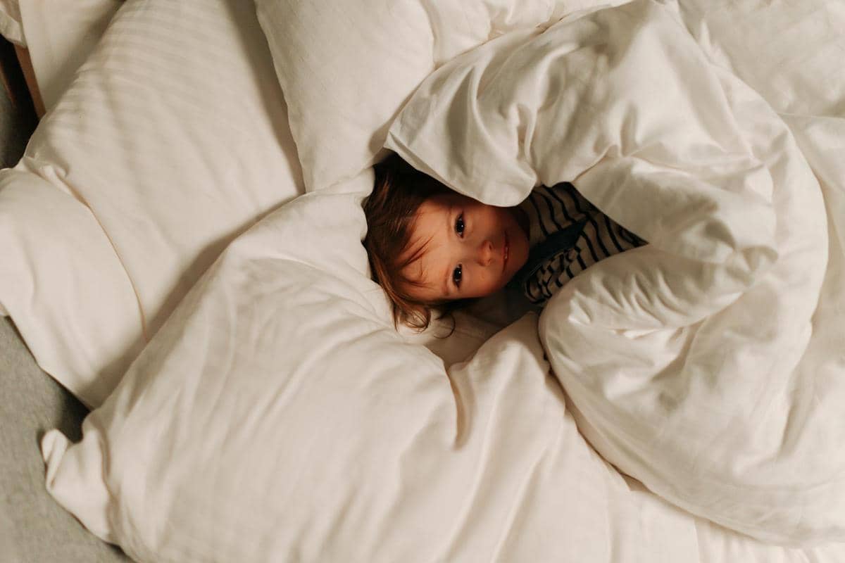 anak kecil memakai selimut bulu angsa