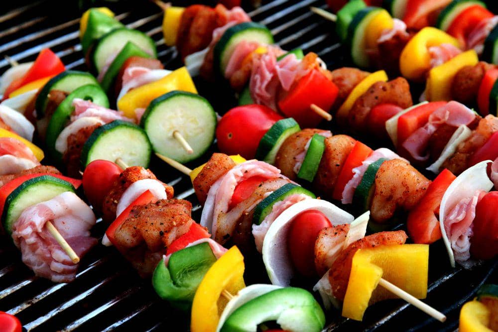 ilustrasi memanggang beef skewers