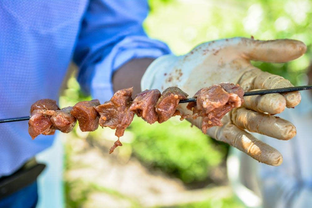 ilustrasi menusuk daging dengan tusukan sate