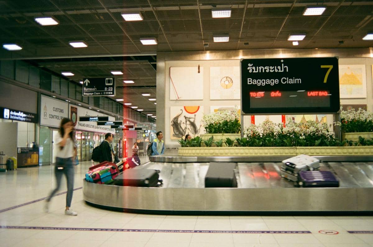 ilustrasi koper di bandara