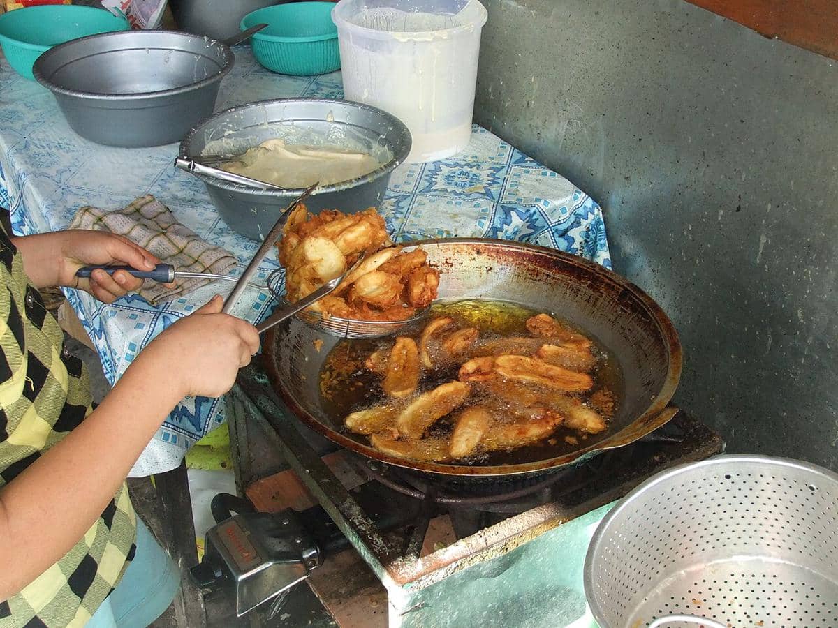 ilustrasi membuat pisang goreng crispy tahan lama