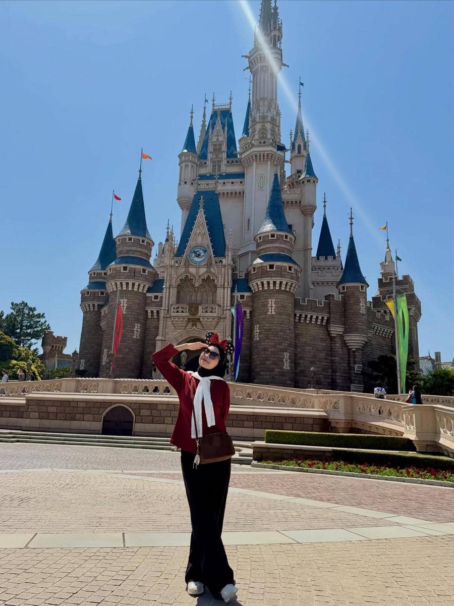 Ikbal Fauzi dan Istri saat ke Disneyland Jepang