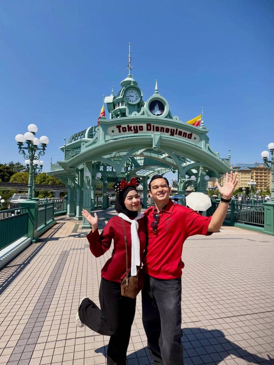 Ikbal Fauzi dan Istri saat ke Disneyland Jepang