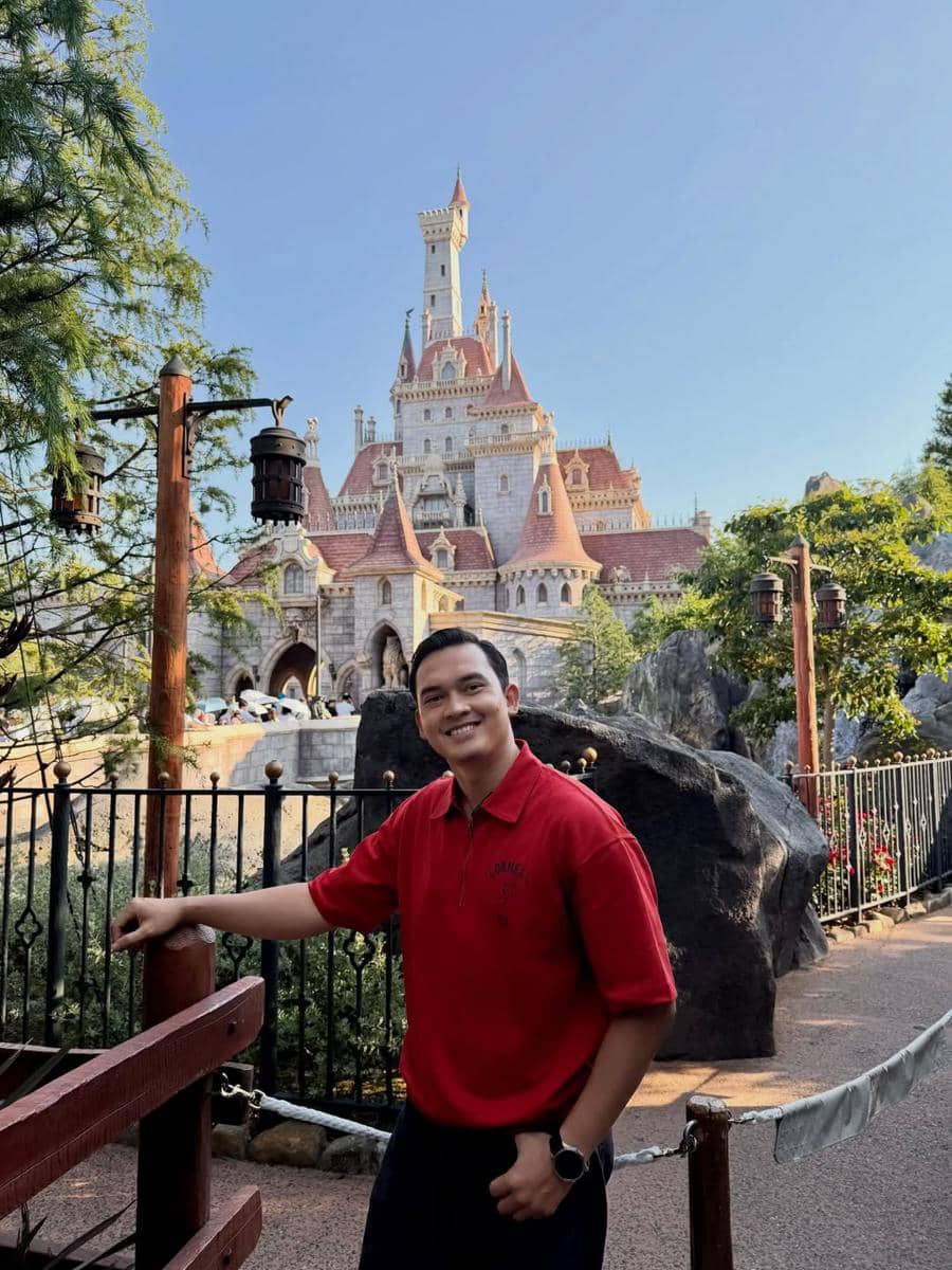 Ikbal Fauzi dan Istri saat ke Disneyland Jepang