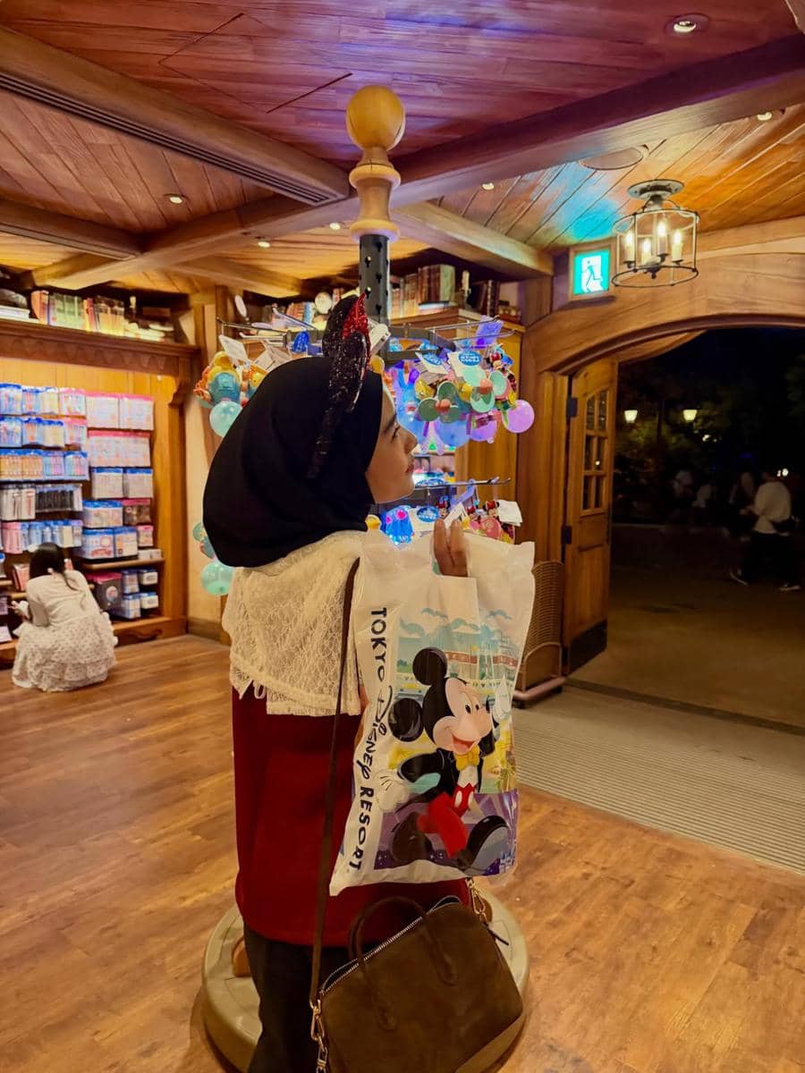 Ikbal Fauzi dan Istri saat ke Disneyland Jepang
