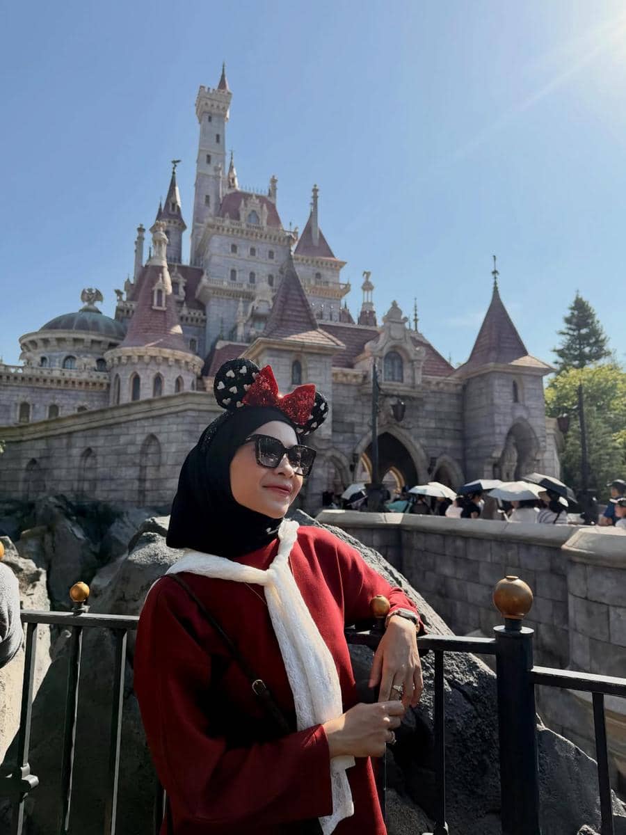 Ikbal Fauzi dan Istri saat ke Disneyland Jepang