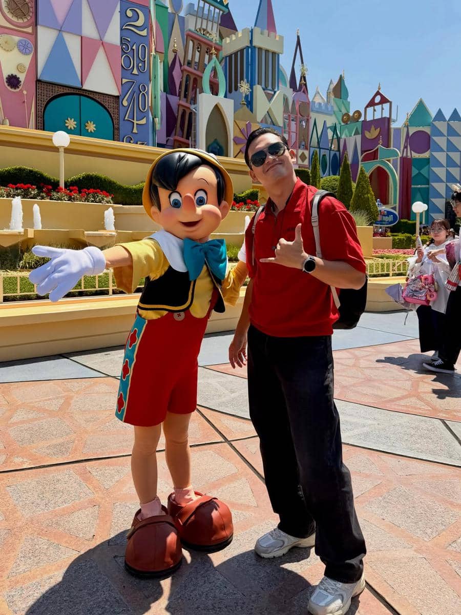 Ikbal Fauzi dan Istri saat ke Disneyland Jepang
