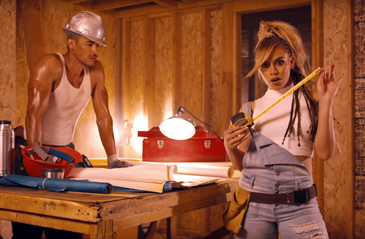 Fifth Harmony dalam musik video "Work from Home"