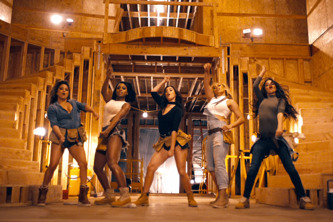 Fifth Harmony dalam musik video "Work from Home"