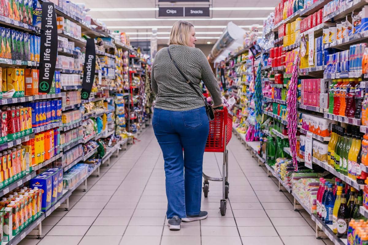 ilustrasi berbelanja di supermarket