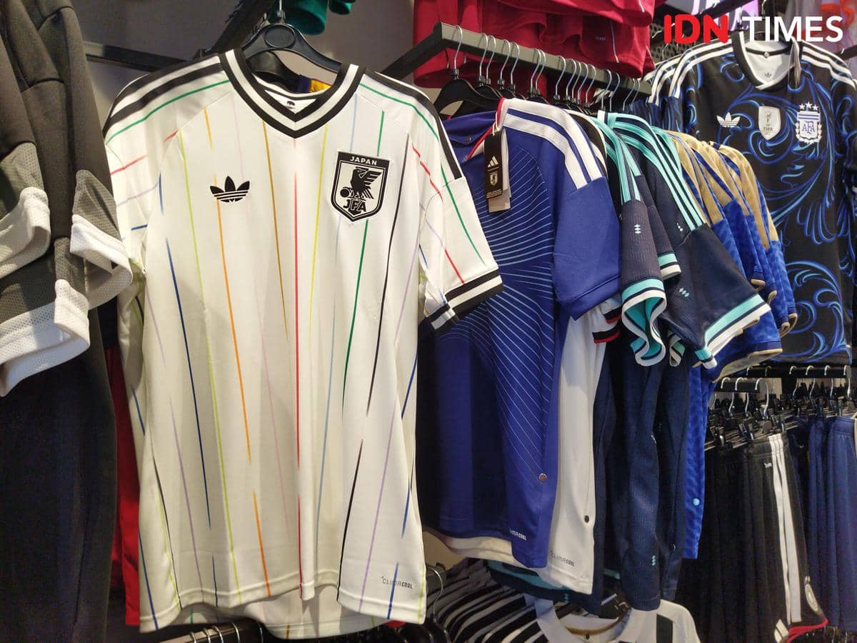Deretan jersey tim peserta Piala Dunia 2026 dengan berbagai desain dan warna dipajang di toko perlengkapan olahraga di Medan.