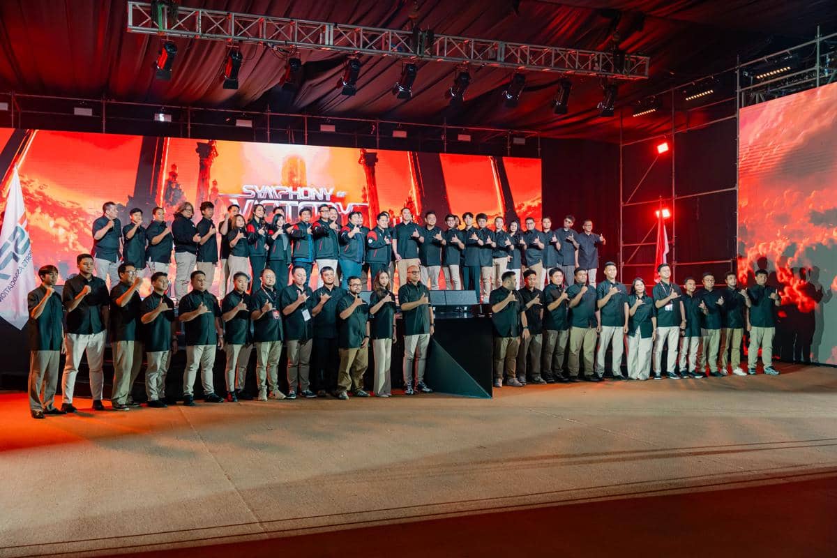 Para peserta dan panitia berpose di atas panggung dengan latar layar bertuliskan Symphony of Victory pada acara MUNAS IESPA 2026.