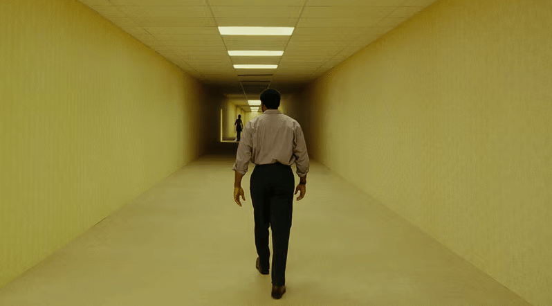 Ulasan Film Backrooms (2026), Gerbang Horor ke Lore yang Lebih Gede