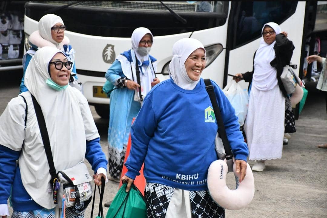 Jemaah haji Debarkasi Palembang kloter 6 saat tiba di tanah air.