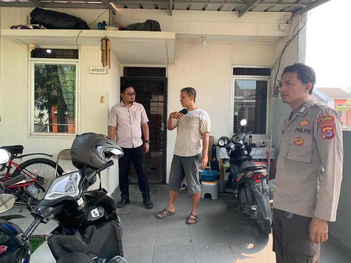 Petugas polisi berbicara dengan dua warga di depan rumah di Cluster Spring View Citra Maja City setelah kasus pencurian motor.