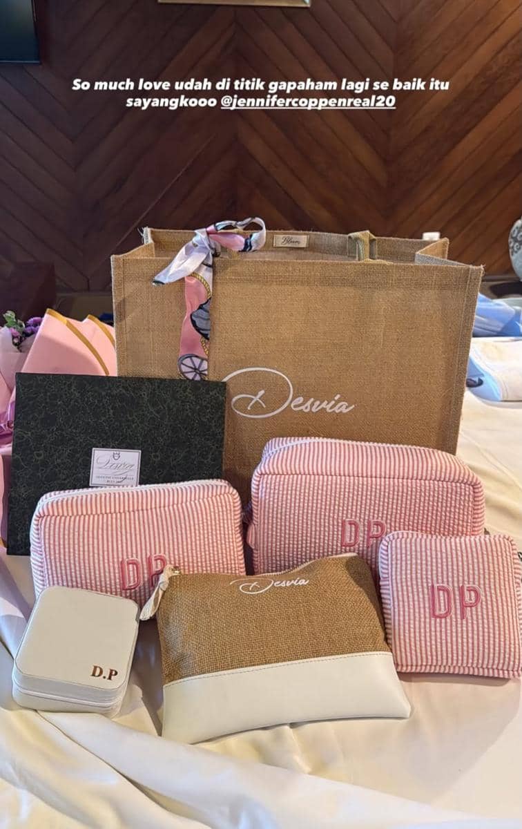 Giftbox Bridesmaid dan Groomsmen Jelang Pernikahan Jennifer Coppen