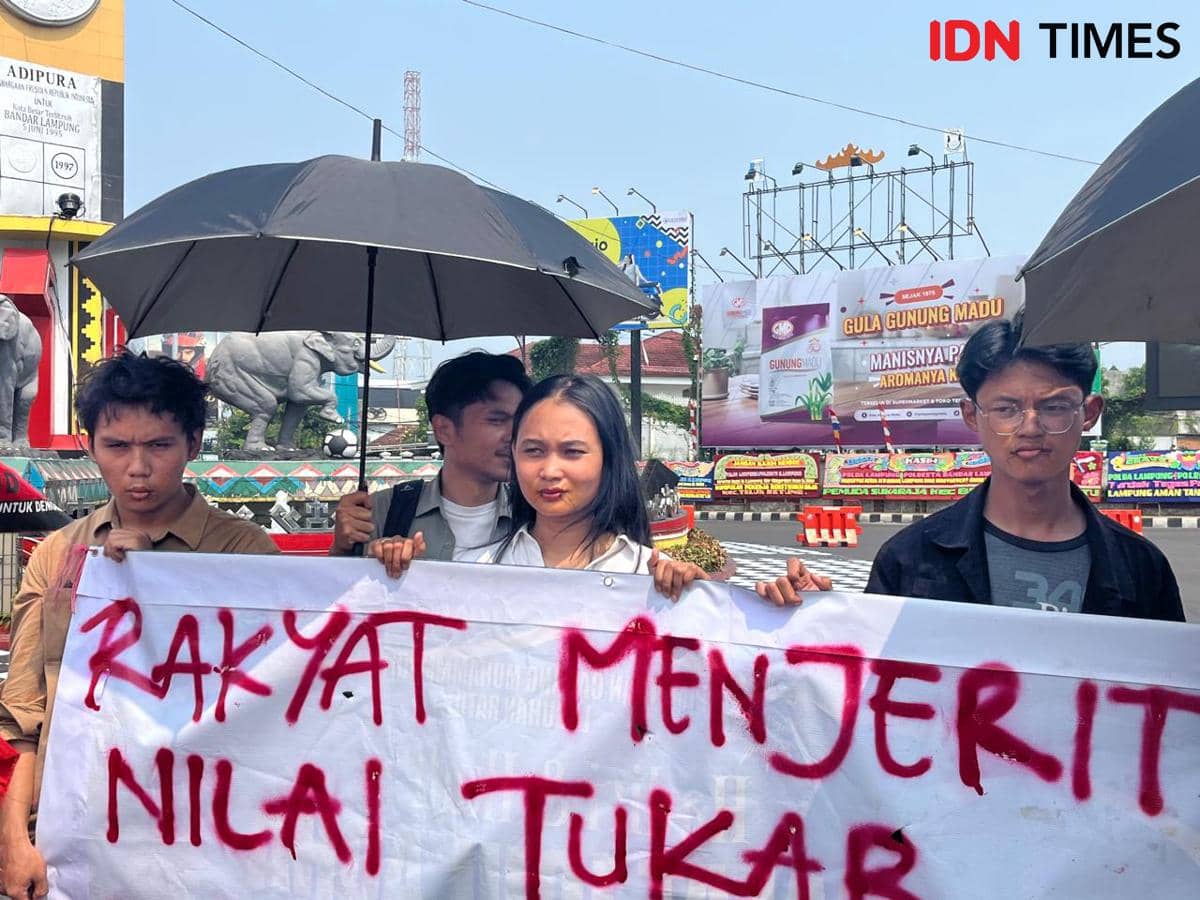 Aksi Jahit Mulut Mahasiswa Sambut Prabowo di Lampung, Kritik Demokrasi