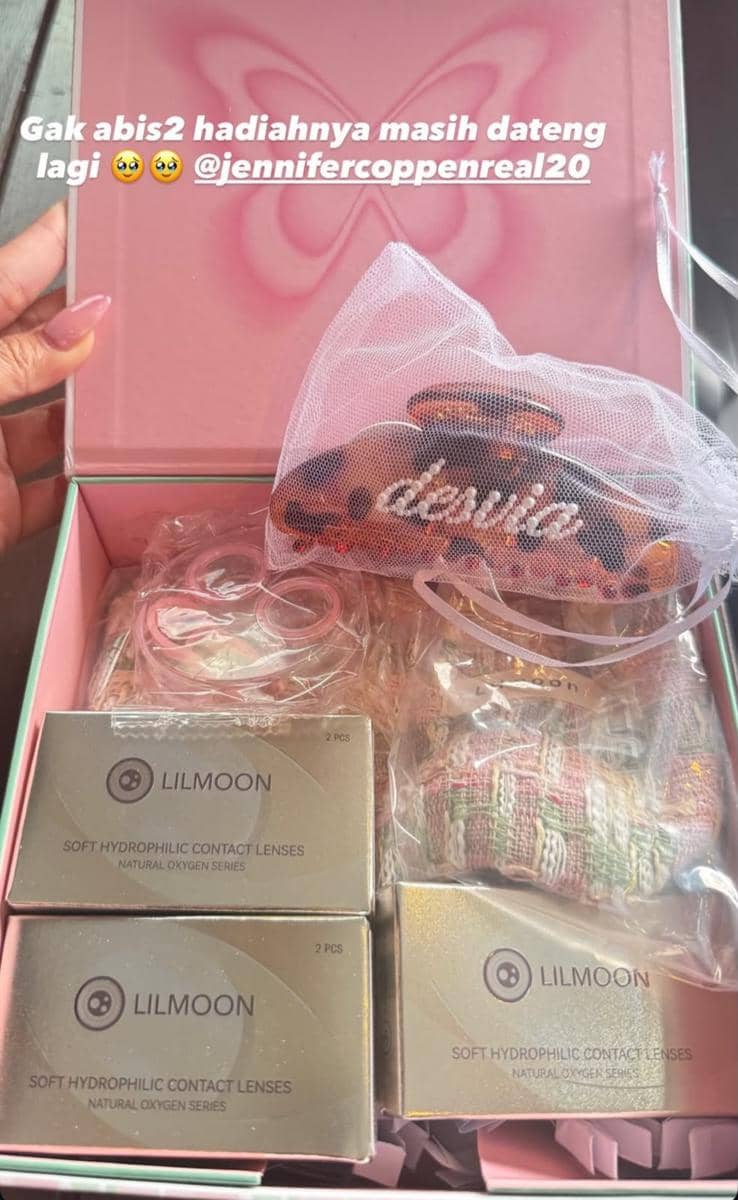 Giftbox Bridesmaid dan Groomsmen Jelang Pernikahan Jennifer Coppen