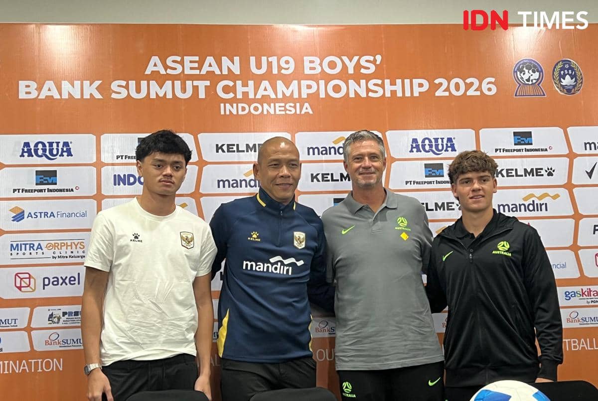 Pelatih Timnas U-19 Indonesia dan Australia berpose bersama dua pemain muda dalam konferensi pers ASEAN U19 Boys’ Championship 2026 di Indonesia.