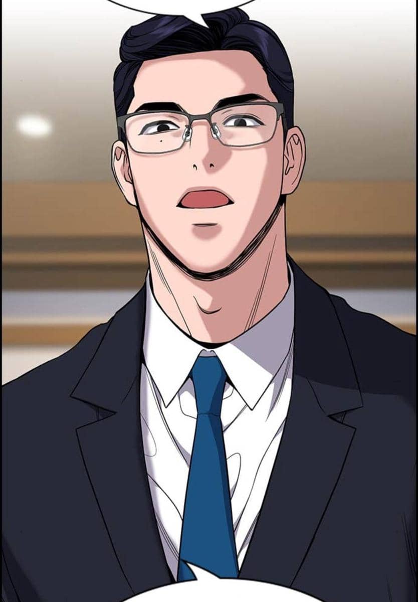 Karakter pria berjas hitam dan berkacamata tampak terkejut dalam adegan webtoon The Real Lesson.