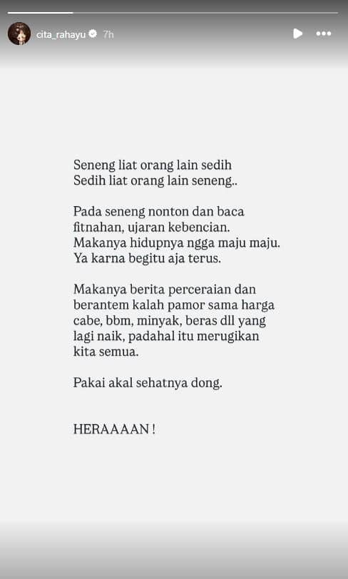 Unggahan Instagram Story dari akun cita_rahayu berisi teks panjang tentang kritik terhadap kebiasaan masyarakat yang senang melihat orang lain sedih.