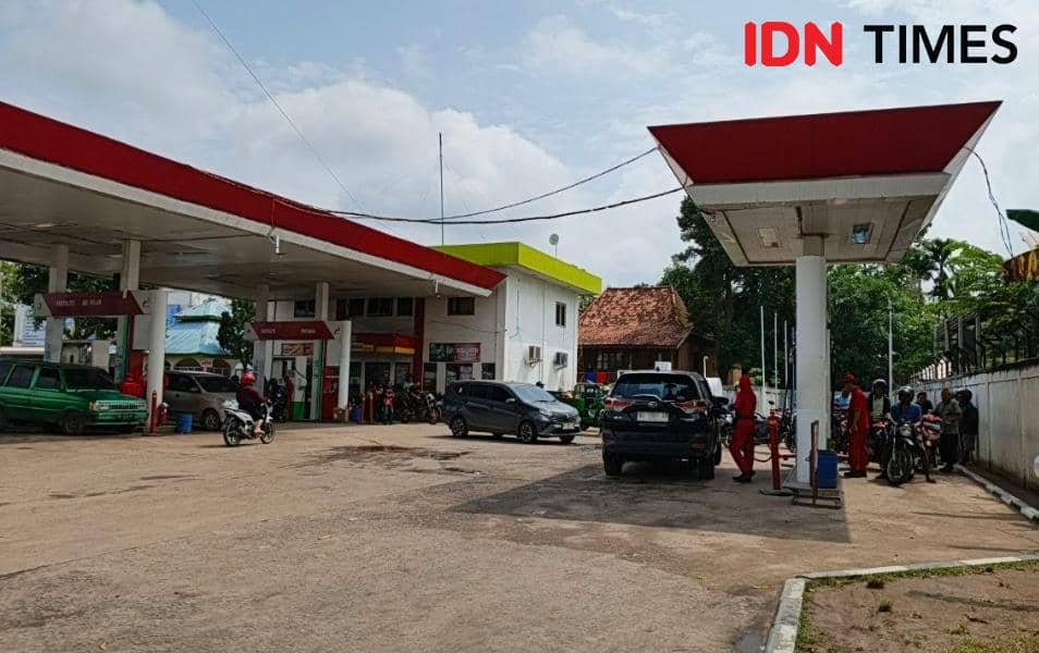 Tampak antrean kendaraan di SPBU Sekayu Muba.