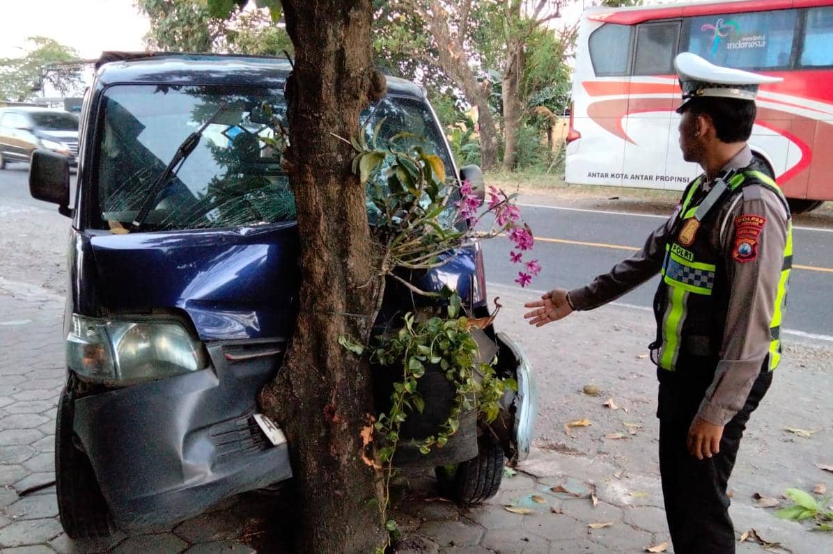 Bus Mira Hantam Pikap di Ngawi, 10 Orang Luka-luka