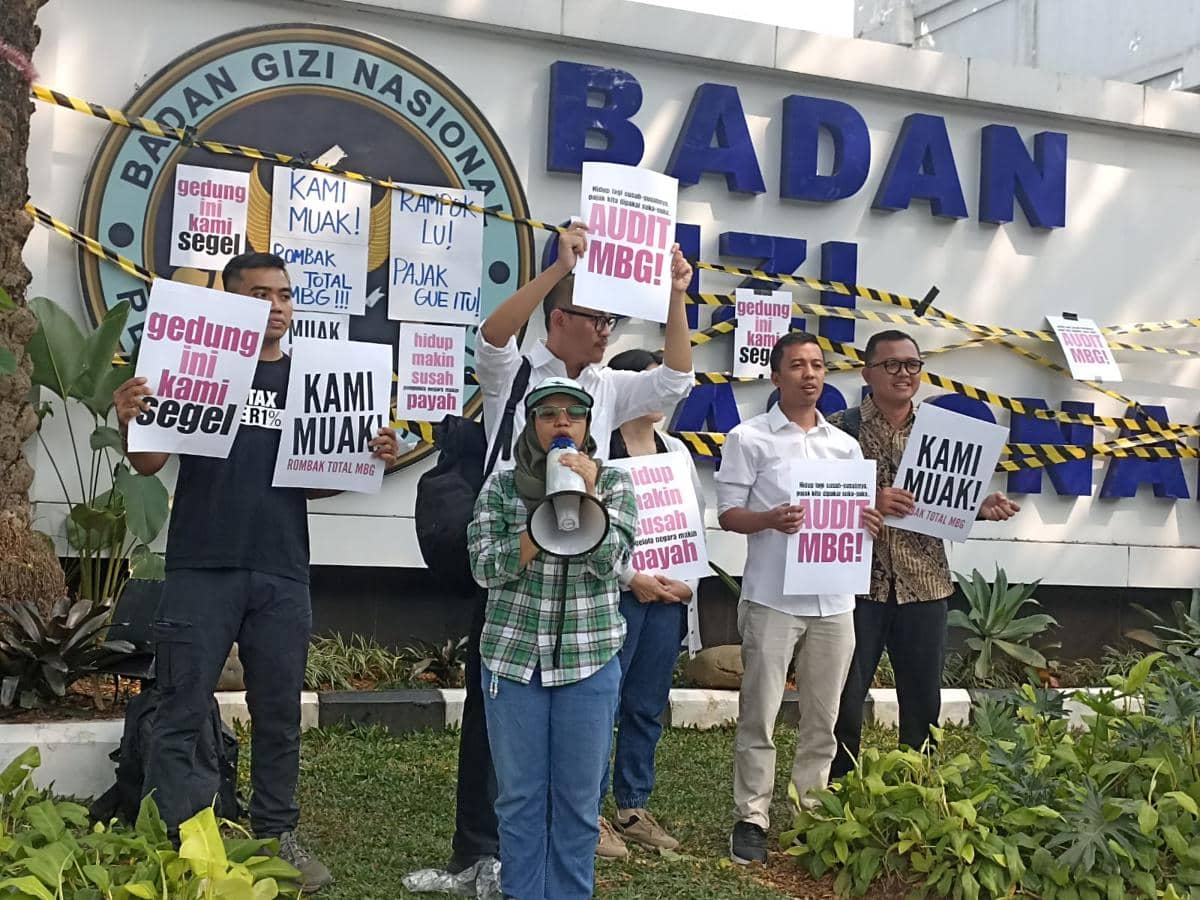 Koalisi masyarakat sipil yang tergabung dalam MBG Watch segel Kantor BGN, Jakarta Pusat, Rabu (10/6/2026).